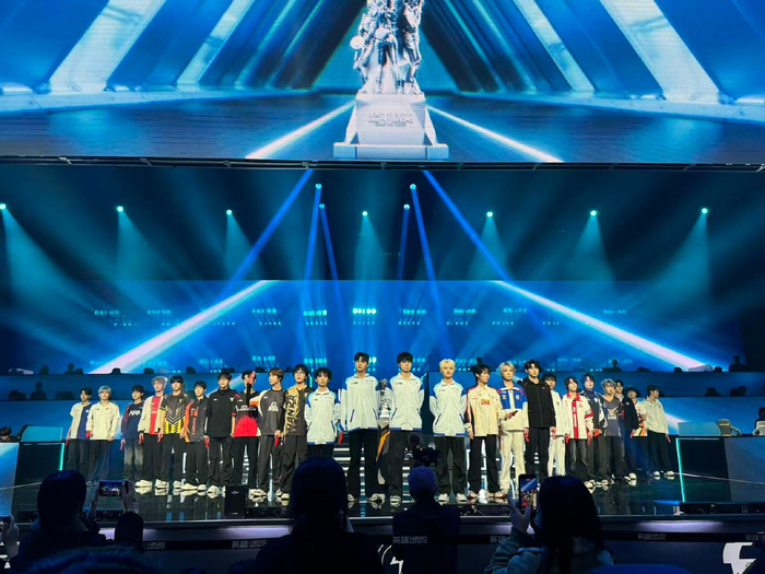 500彩票网官方首页-PEL春季赛开幕灯光秀震撼全场，众将静立如林|开幕式|和平精英|和平精英职业联赛|射线|实景_新浪新闻